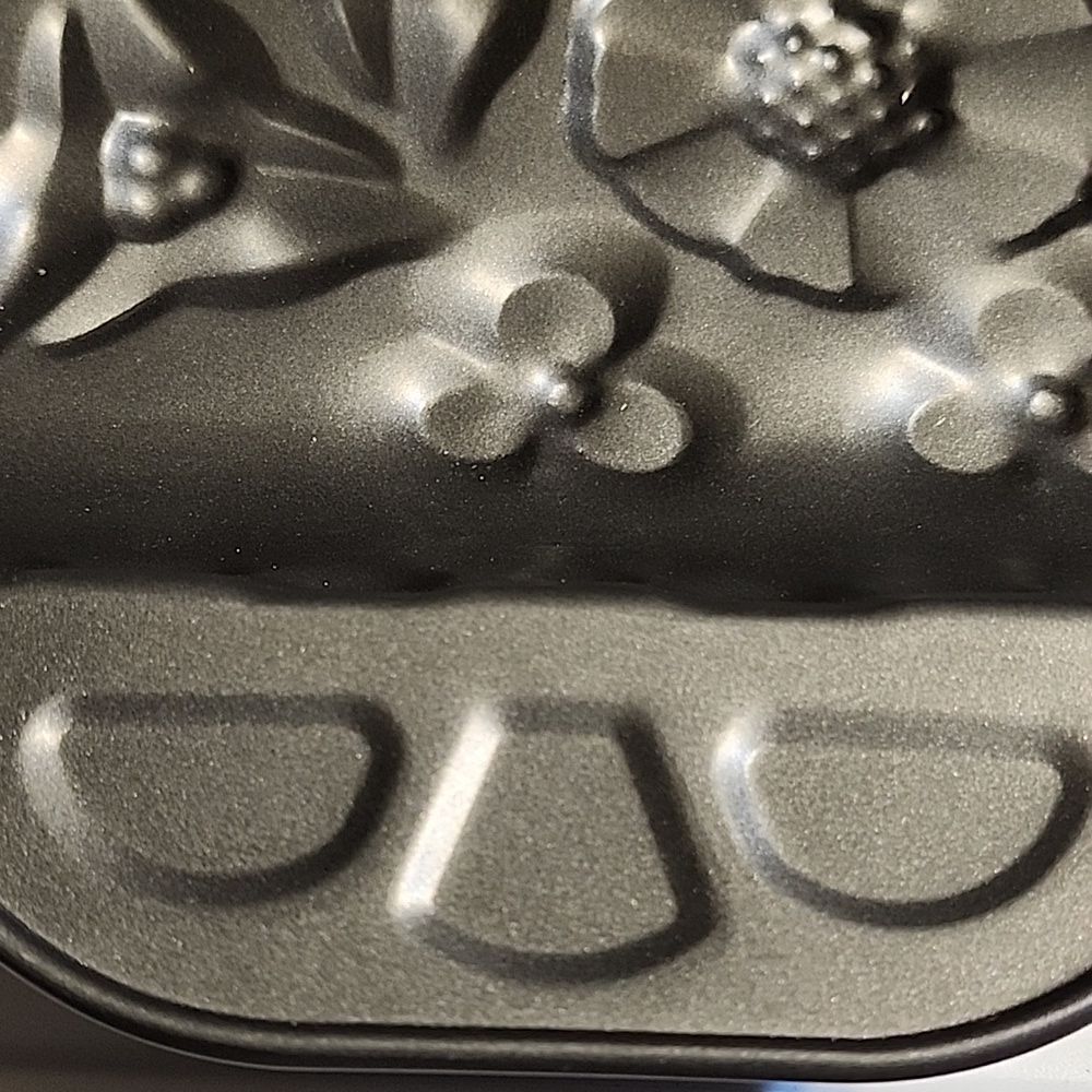 Wilton Floral Cake Pan - Picture 3 of 8